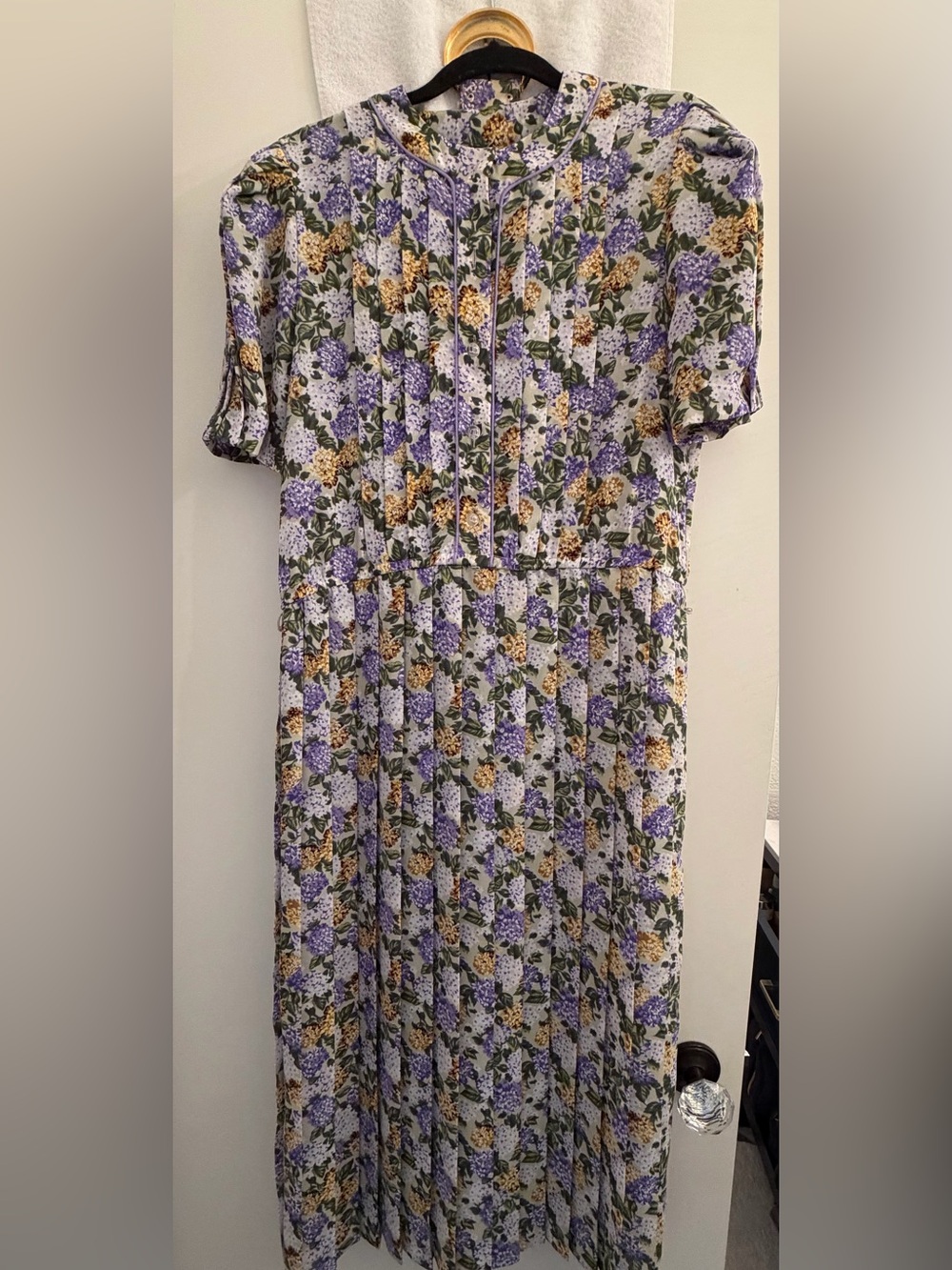 Vintage pleated belted floral dress. Size 12 (fits 8-12)